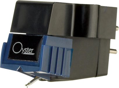 Sumiko Oyster vinylpladespiller, set fra siden, mat sort kabinet, blå skal, sølvfarvet "Oyster"-mærkat