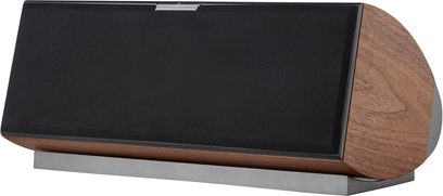 Diffusore centrale AudioVector R Center Arreté in noce, vista tre quarti anteriore destra, cabinet in legno marrone con fianchi arrotondati, griglia frontale in tessuto nero e base metallica grigia