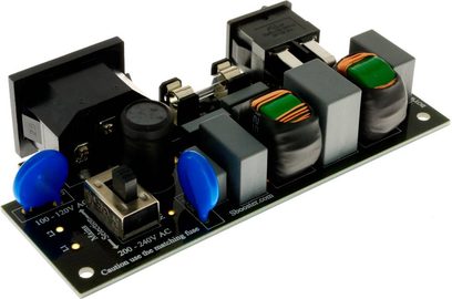 Multiprise Sbooster BOTW P&P MKII černá, pohled shora, 4 zásuvky, 2 modré RCA konektory, zelený tištěný spoj