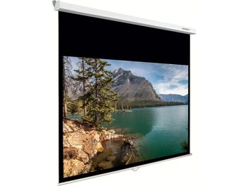 Handmatig projectiescherm Lumene Plazza HD 200C met een bergmeerlandschap omringd door naaldbossen
