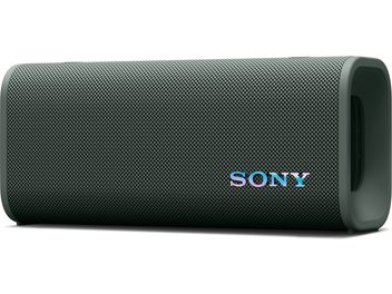 Bærbar Bluetooth-høyttaler Sony ULT Field 3 grå, sett i trekvart profil, sylinderformet kropp dekket av grått nettingstoff med plastender og iriserende Sony-logo