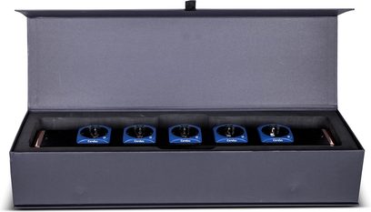 Černá prodlužovací zásuvka Cardas Nautilus Power Strip, 5 modrých zásuvek, pohled shora v otevřeném černém obdélníkovém pouzdře