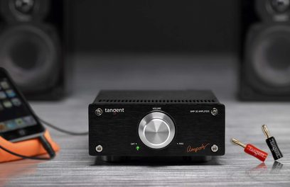 Sort Tangent Ampster stereo hi-fi-forstærker, set forfra, volumenknap og indgangsvælger, jackstik og USB-nøgle