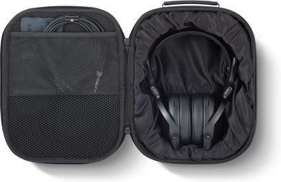 Lukket hi-fi-hodetelefon Yamaha YH-C3000 svart, i åpen hard tekstiletui sett ovenfra, kabel i nettlomme