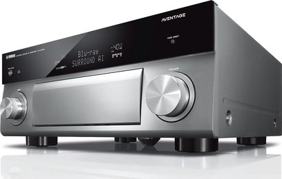 Yamaha RX-A1080 titano namų kino stiprintuvas, priekinis vaizdas, mėlynas ekranas, sidabriniai mygtukai ir rankenėlės, juoda ir sidabrinė priekinė dalis