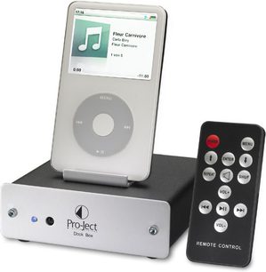 Pro-Ject hvid Dock Box med LCD-skærm, sort fjernbetjening, knapper og drejeknap. Set forfra og i trekvartersperspektiv