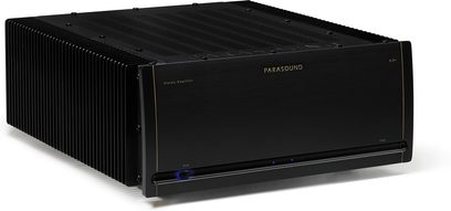 Stereo výkonový zesilovač Parasound Halo A21+ černý, pohled zepředu, čelní panel v černé barvě s modrým displejem, obdélníkové šasi