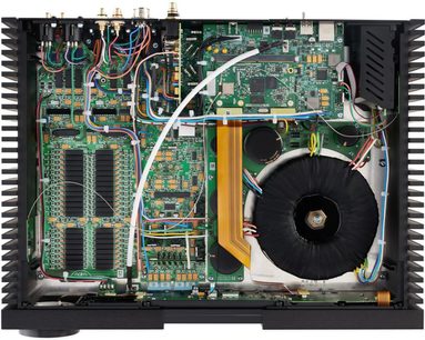 Naim Audio NSC 222 stereoforbedrer åben, forfra indvendigt syn af printplader og elektroniske komponenter
