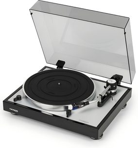 Thorens TD 403 DD sort lakeret pladespiller, set ovenfra i en vinkel, låget åbent, tonearmen og pladespilleren synlige