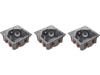 Tre diffusori da incasso Focal 100 ICLCR5 grigi visti frontalmente, con altoparlanti visibili e staffe di fissaggio rosse agli angoli
