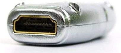 Skinnende sølvfarvet metalstik til HDMI-hunstik, tæt forfra, med et rektangulært sort stik i midten