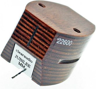 Phonocelle i træ med indskriften "clearaudio JUBILEE MM" og nummeret "22600", set fra en vinkel