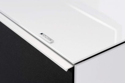 Hvid højglans lakeret TV-møbel med lukket front, set ovenfra i nærbillede fra en vinkel, med metallisk "Spectral"-logo