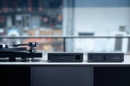 Pickup și sistem hi-fi negru mat cu player CD și amplificator pentru căști pe mobilier, vedere din față