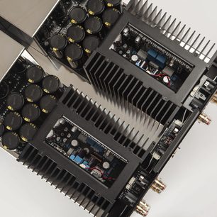 Amplificatore di potenza Electrocompaniet AW800M, vista dall'alto, coperchi aperti che rivelano circuiti stampati e componenti elettronici