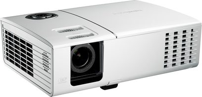 Optoma HD75 hvid videoprojektor, set forfra og fra siden, linse, ventilationsriste, kontrolknapper