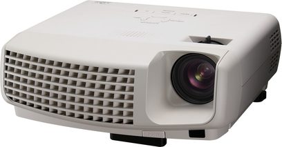 Mitsubishi XD470 hvid projektor set fra 3/4 front, projektionslinse, firkantet ventilationsgitter