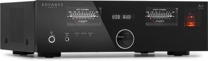 Amplificatore stereo Advance Paris A8 APEX nero, chassis in metallo, vista frontale, VU-meter, display USB, manopola del volume, valvola illuminata