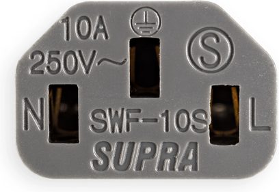 IEC C13-stik af grå plast fra Supra Lorad 2.5 IEC-strømkabel, forsidevisning, tre rektangulære huller mærket N, L og jord-symbol i midten, mærkninger 10A 250V og Supra-logo