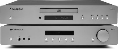 Ampli hi-fi stereo Cambridge Audio AX-A35 a přehrávač CD AX-C35 ve stříbrné barvě, pohled zepředu, složené na sebe