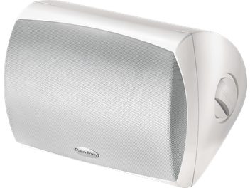 Stylus 370-SM Außenlautsprecher, schräge Ansicht, perforiertes Frontgitter, abgerundetes rechteckiges Gehäuse, seitlicher runder Bassreflexkanal