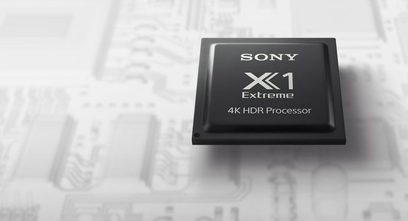 4K HDR Sony X1 Extreme-processor i et rektangulært sort kabinet set forfra på en hvid tekstureret overflade