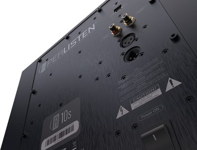 Svarte, børstede metallhøyttalerkabinetter til Perlisten R10s, med RCA-inngangs-/utgangsstikk, XLR-porter og bryter