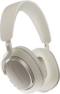 Bowers & Wilkins Px7 S3 açık bej renkli, dokulu plastik ve fırçalanmış metal plakalı, çevresel kulaklık, üç çeyrek görünüm, geniş yastıklı başlık bandı ve kapalı oval kulaklık kasaları üzerine gravürlü