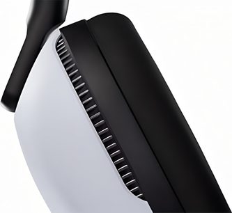 Zijaanzicht close-up van de Sony Inzone H9 gaming-headset in mat wit en zwart plastic, oorschelp met gegroefde ventilatieopeningen, dik kussen en opgeklapte microfoonarm