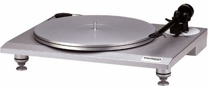 Sølvfarvet Thorens TD 800 pladespiller, sort TP250 tonarm, rund plade, koniske fødder, set oppefra