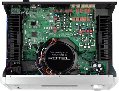 Integrovaný stereo hi-fi zesilovač Rotel RA-1572 MKII v černé barvě, pohled shora, zelené tištěné spoje, různé elektronické součástky