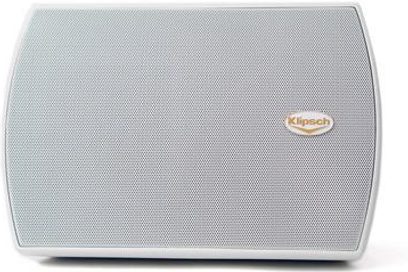 Klipsch AW525 udendørs højttaler i hvid, rektangulær med afrundede hjørner, stribet tekstur, ovalt guldlogo