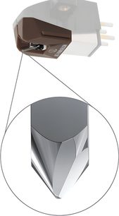 Diamante per testina giradischi AT-VMN95SH, corpo angolare marrone, connettori metallici dorati e argentati, puntina lucidata in primo piano