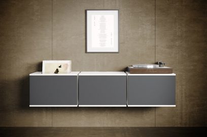 Nástěnný audio‑video nábytek Unnu Classic Series Model 210 v bíle lakovaném dřevě, tři moduly s tmavě šedými dvířky, čelní pohled