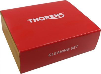 Thorens rengøringssæt, rød rektangulær æske med hvid tekst og lysebrune sider set fra en vinkel