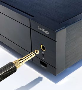 Síťový audio přehrávač Zappiti Pro 4K HDR černý, detailní pohled zepředu, zlatý jack konektor zasunutý do sluchátkového výstupu