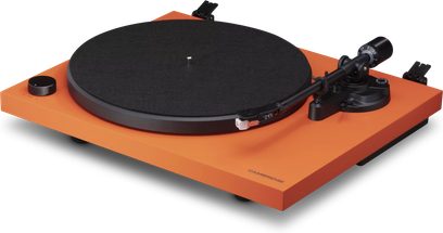Oranžs Cambridge Audio Spira vinila plašu atskaņotājs ar melnu disku un tonarmu, skats no trīs ceturtdaļu leņķa