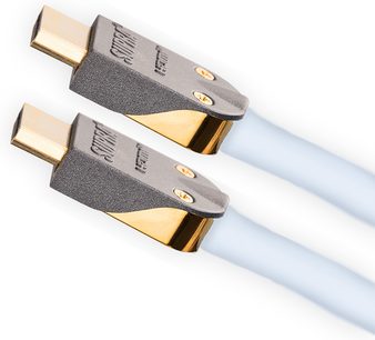 Dva pozlacené HDMI konektory Supra spojené bílým kabelem, pohled z profilu na bílém pozadí