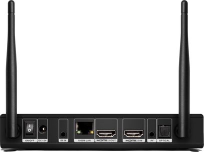 Černý bezdrátový router se dvěma anténami, ethernetovými porty, HDMI, optickým a napájecím konektorem na zadní straně