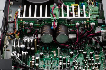 Стерео Hi-Fi підсилювач Model 60n чорний, внутрішній вигляд, електронні компоненти, циліндричні конденсатори, багатокольорові кабелі