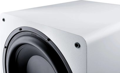 Witte Alpha RS 8 subwoofer, hoekaanzicht, afgeronde rechterbovenhoek, ingebouwde zwarte ronde luidspreker
