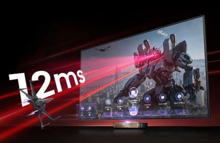 Plastový zlatý a černý projektor před plochou obrazovkou s černým rámem, herní rozhraní s robotem, text 12 ms, pohled ze tří čtvrtin