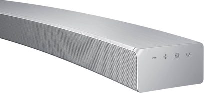 Samsung HW-MS6501 metallisk grå soundbar, set fra siden, aflang rektangulær form med metalrist på forsiden og knapper på toppen