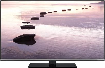 Panasonic TX-43LX670E-tv, der viser et havlandskab ved solnedgang, klipper i vandet, farverige refleksioner