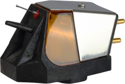 Rega Nd9 sort phono-pickup med ravfarvet sidecover, sølvfarvet metalfront og forgyldte bagtilslutninger