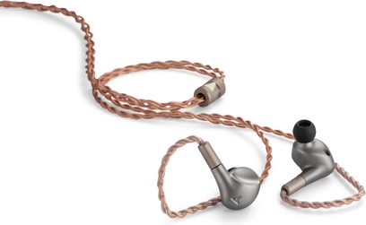 Sivoušesne slušalke Astell&Kern LUNA v sivi barvi z bakreno pletenim kablom in črnimi ušesnimi nastavki na belem ozadju