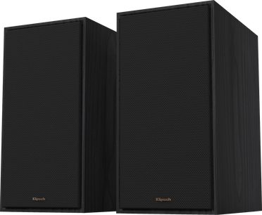 Caixa de som de estante Klipsch R-60M preta, vista frontal, duas unidades, grade preta, logotipo dourado na parte inferior, ângulo ligeiramente inclinado