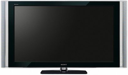 Fladskærms-TV fra Sony KDL-40X4500 med rektangulær sort skærm, set forfra, placeret på en sølvfarvet metalstander