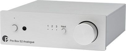 Stereo forforstærker Pre Box S2 Analogue, rektangulært sølvfarvet kabinet, drejeknap til højre, tilslutninger og indikatorer på frontpanelet