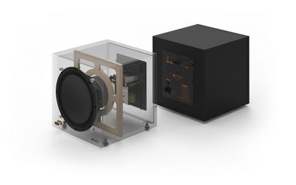 Set aus zwei würfelförmigen Subwoofern, in Dreiviertelansicht: Einer ist aus transparentem Acryl und gibt den Blick auf einen schwarzen runden Lautsprecher sowie die interne Elektronik frei, der andere ist matt schwarz mit einer Rückwand, die über Audioanschlüsse, Netzstecker und ein orangefarbenes Etikett verfügt.